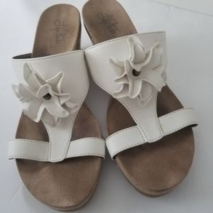 LifeStride White w/Flower Cork Comfy Wedge Sandal Size 10